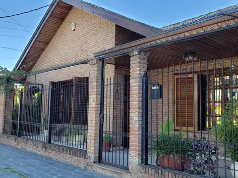 VENTA CHALET 5 AMBIENTES C/PARQUE Y GARAGE! BANFIELD
