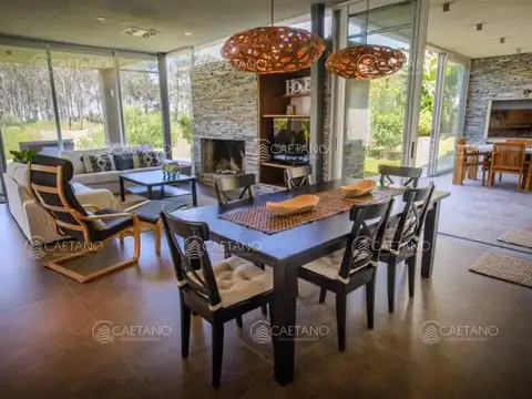 Casa 6 ambientes con 5 baños