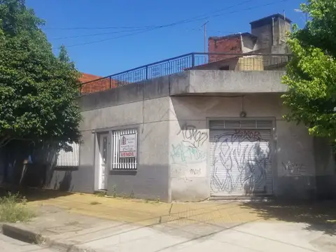 EN VENTA EN EL PALOMAR, CASA EN ESQUINA + LOCAL; CON COCHERA 3 AMBIENTES - FICHA 8105