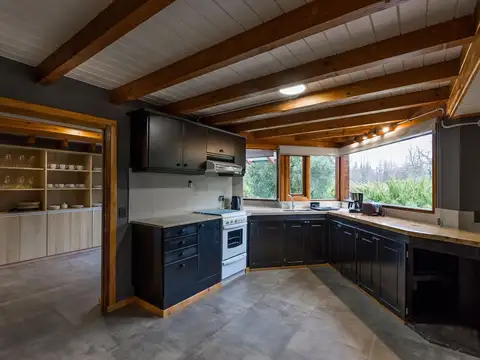 VENTA- Casa 6 dorm. reciclada s/lote de 2500m2, Las Balsas, Villa la Angostura