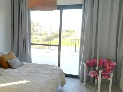 Casa en Alquiler con 4 cocheras