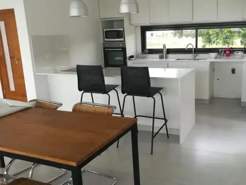 Casa 4 ambientes con 4 baños