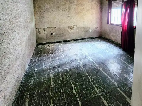 Casa al frente a reciclar de 2 dormitorios, Parque Casado