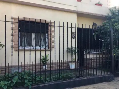 DOS CASAS SOBRE LOTE EN ESQUINA ZONA PARQUE QUIRNO