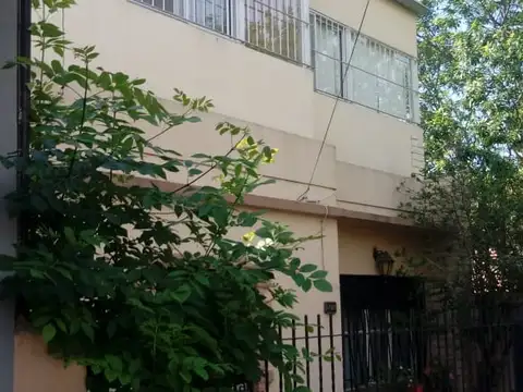DOS CASAS SOBRE LOTE EN ESQUINA ZONA PARQUE QUIRNO
