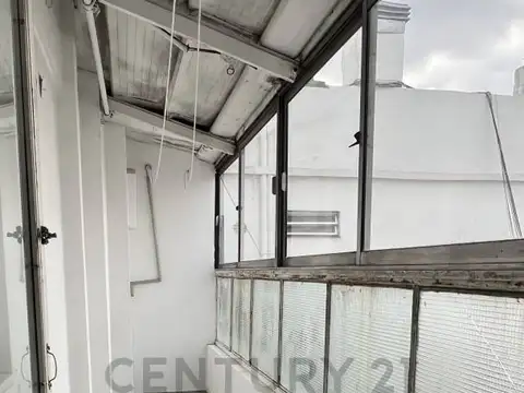 Venta Departamento de 4 ambientes en Flores. Con amplio balcón y vista abierta