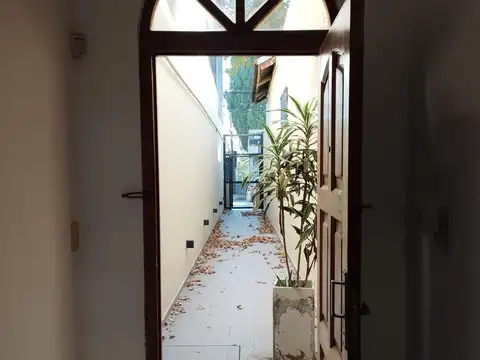 Excelente casa familiar en zona sur de Rosario, lista para habitarla – 3 dormitorios, patio y terraz