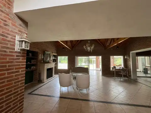 Casa en Venta con 5 cocheras