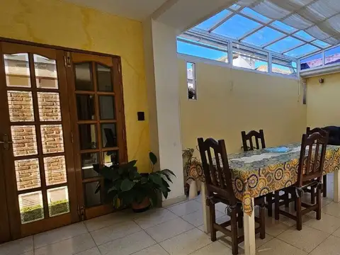 Casa 12 ambientes con 2 baños