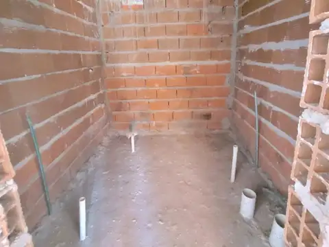 Lote en excelente zona con construcción a terminar