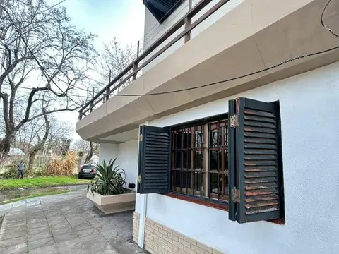 Casa 6 ambientes con 2 baños