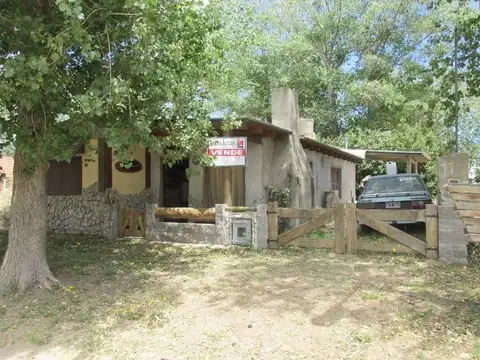 Amplia casa 5 amb. Sobre lote propio