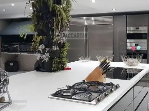 Casa en Venta con 5 cocheras