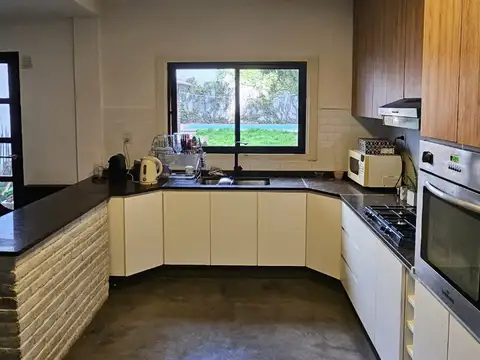 Casa 6 ambientes con 3 baños