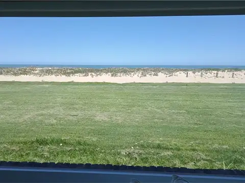 Frente al mar 3 dormitorios, terraza y mucama.