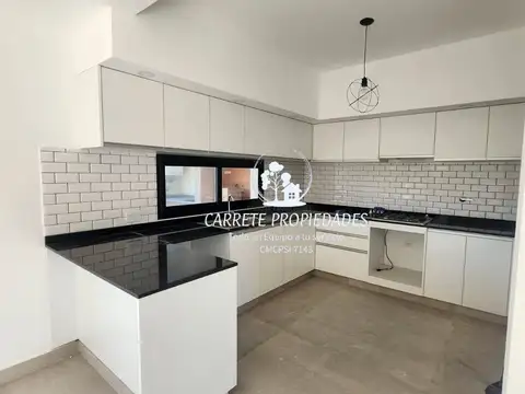 Casa en Venta con 2 cocheras
