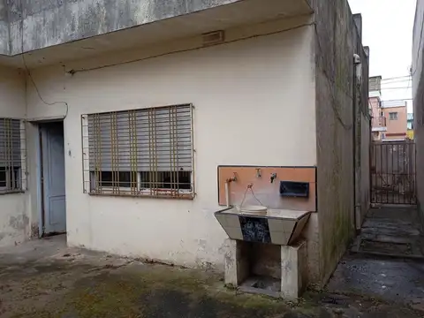 Casa de 4 ambientes a refaccionar, con pileta en El Palomar