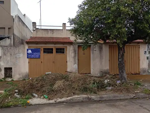 Casa de 4 ambientes a refaccionar, con pileta en El Palomar