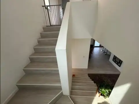 Casa en Venta con 4 cocheras