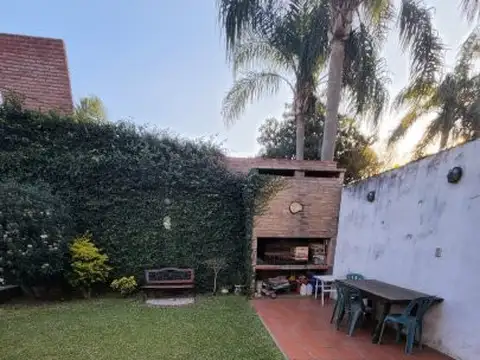 Casa en Alquiler con 2 cocheras