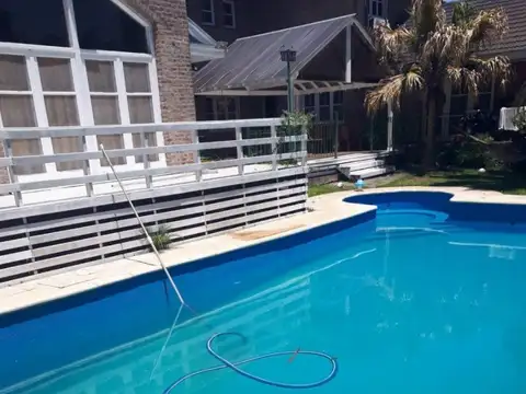 Casa 9 ambientes con 5 baños