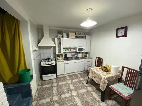 Casa 4 ambientes con 2 baños