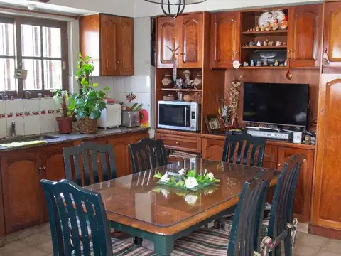 Importante Casa 6 ambientes en barrio Chauvin