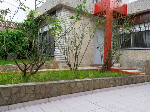 Casa 8 ambientes con 2 baños