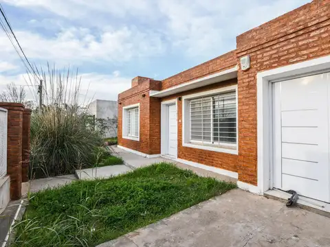CASA VENTA TRES DORMITORIOS AMPLIOS AMBIENTES JARDIN BARRIO LAS TARDES ROLDAN