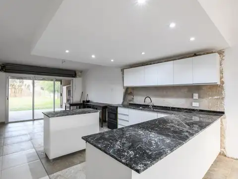 Casa en Venta con 2 cocheras