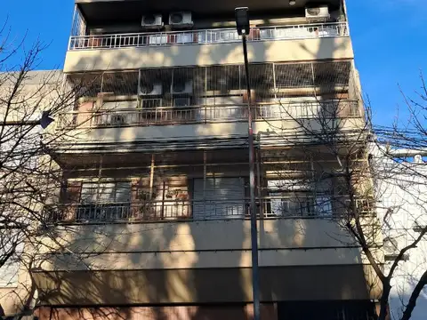 DEPARTAMENTO 3 DORMITORIOS, cochera doble, lavadero con baño, parrillero propio. frente al Parque .