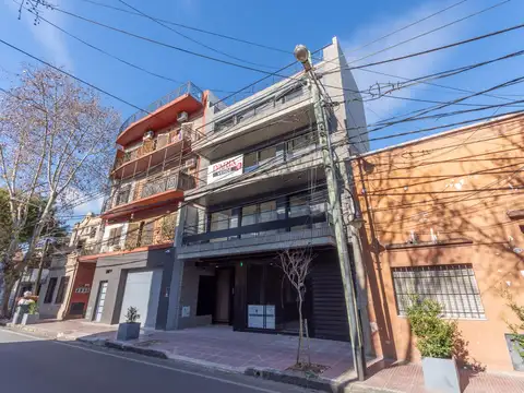 2 ambientes y escritorio. A estrenar. Terraza propia. A pasos de estación Victoria