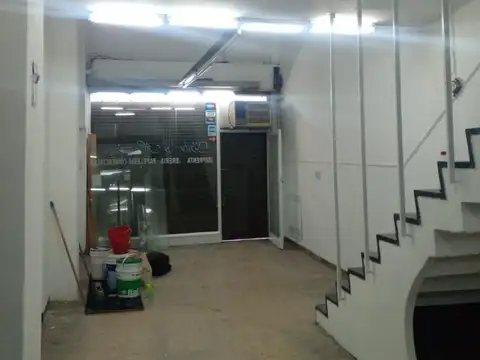 Excelente local comercial en 3 plantas 