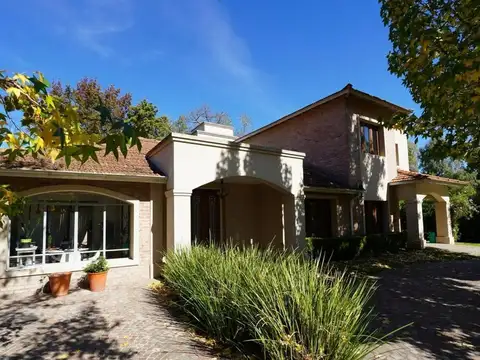 Casa en venta 4 ambientes Club de Campo La Tradición lote central con pileta