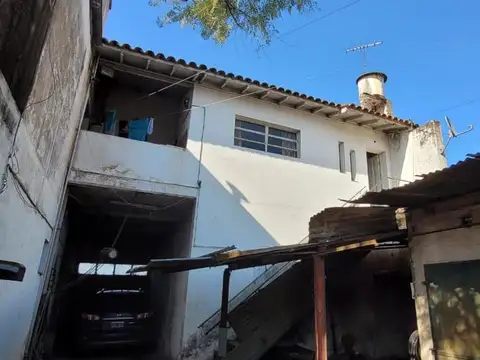 Av Ángel T de Alvear al 800