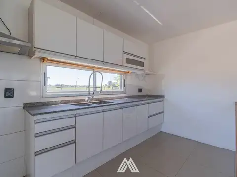 Casa 8 ambientes con 3 baños