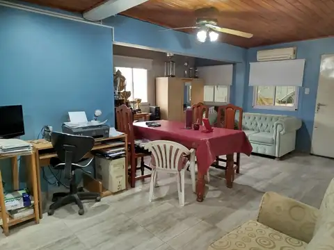 Casa en venta en Nqn: 3 dormitorios y salón multiuso