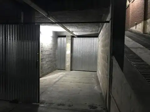 VENTA DE COCHERA CERRADA CON BAULERA EN BARRIO SUR