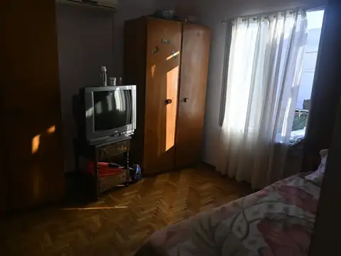 Casa 10 ambientes con 2 baños