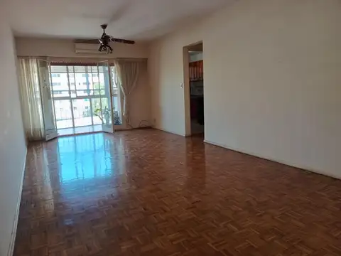 Departamento 3 ambientes sobre Av Santa Fé. Posesión inmediata