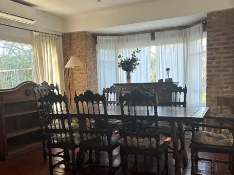 Casa en Alquiler con 2 cocheras