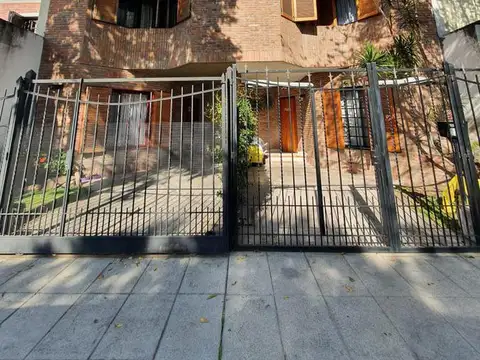 SOLIDO DUPLEX DE 4 AMBIENTES CON COCHERA Y JARDIN EN VENTA. OLIVOS