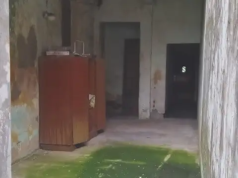 CASA A RECICLAR CON LOCAL MAS 2 DEPARTAMENTOS EN PA. IDEAL MULTIPLES DESTINOS.-