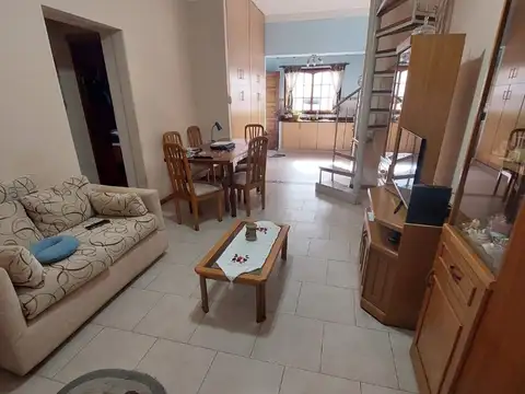 TIPO CASA 4 AMBIENTES CON COCHERA - PATIO - TERRAZA -