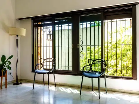 Casa de 7amb con Pileta, Quincho y Parque