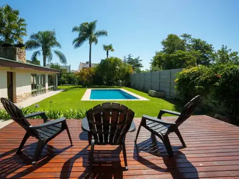 Casa de 7amb con Pileta, Quincho y Parque
