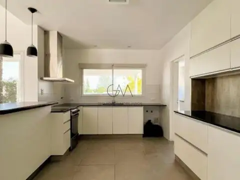 Casa 4 ambientes con 3 baños