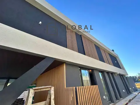 Casa en Alquiler con 2 cocheras