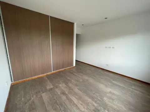 VENTA CASA 7 AMBIENTES BARRIO TERRAVISTA