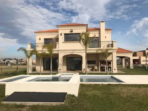 VENTA CASA 7 AMBIENTES BARRIO TERRAVISTA